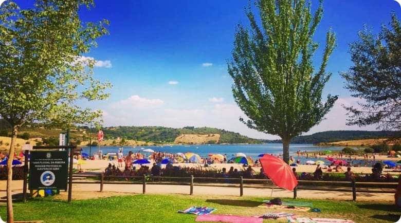 Pejzaż plaży nad rzeką Azibo