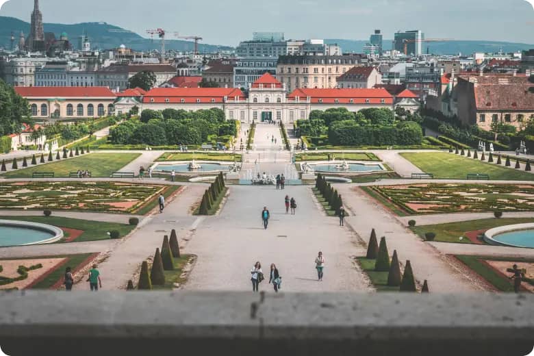 Jardines del palacio Belvedere en Viena, Austria, con vistas al Belvedere Inferior