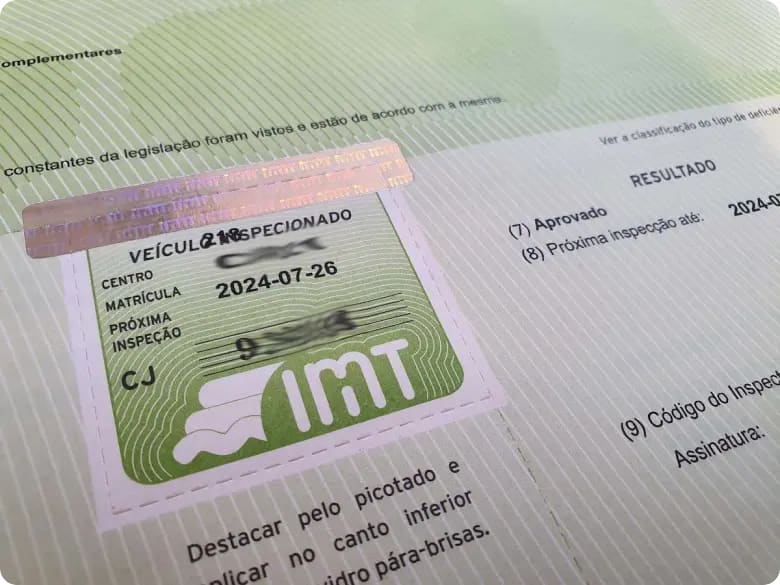 Portugees keuringsrapport van de auto (IPO) met de vermelding Aprovado, met de IMT-sticker Veículo Inspecionado op de voorruit