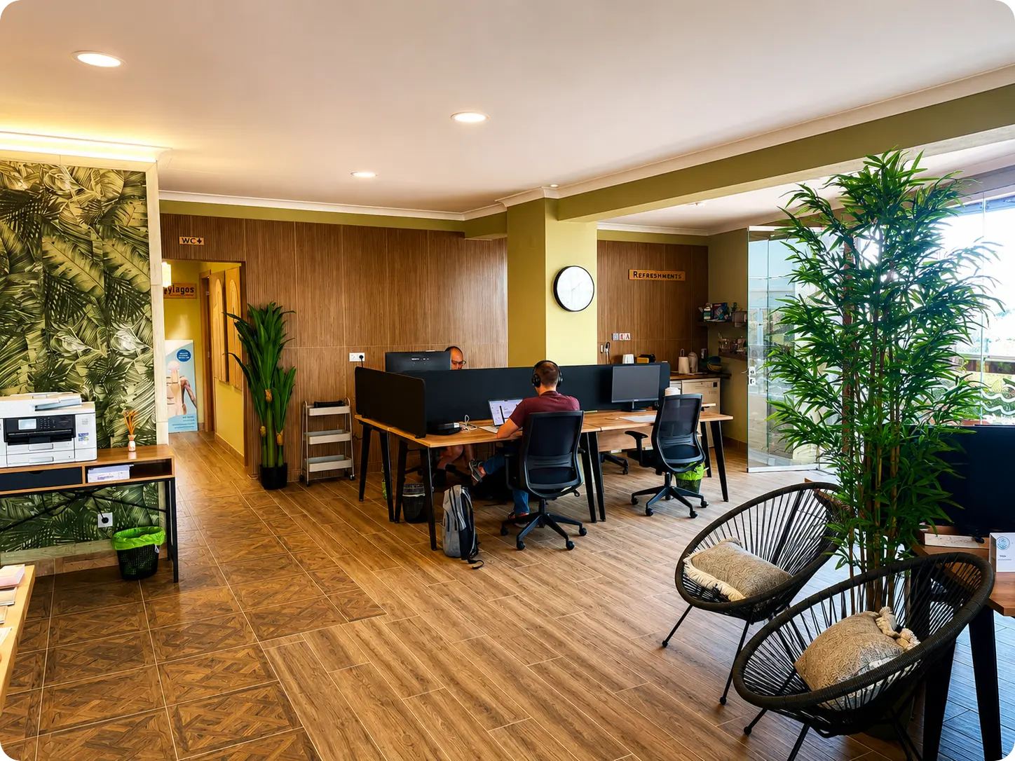Open-plan desks and plants at Lifestyle @ Vila Mós coworking in Lagos