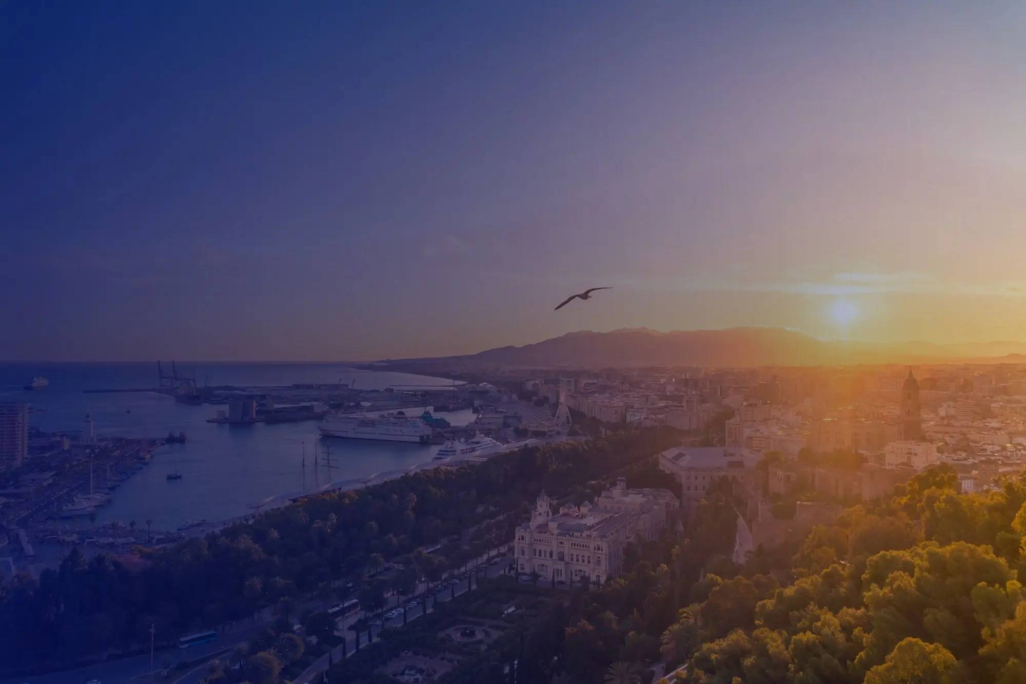 Přístav a historické centrum Málagy při západu slunce, pohled z hradu Gibralfaro