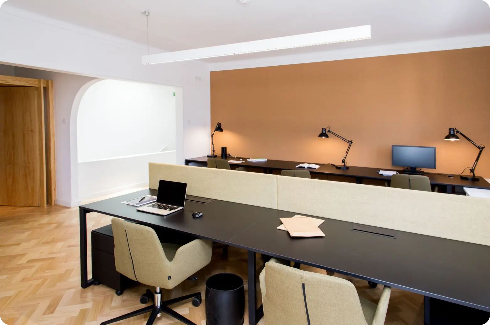Dedicated desks with lamps and parquet floor at Marechal 1551 in Foz, Porto