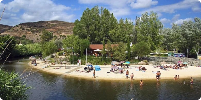 plaża nad rzeką Pego