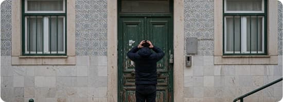 شخص ضائع أمام منزله