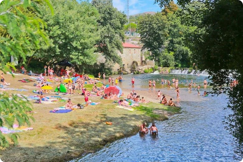 sceniczny widok na plażę rzeki Azenhas