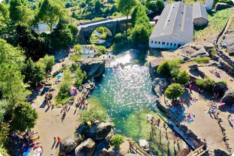 pejzaż plaży nad rzeką Louriga