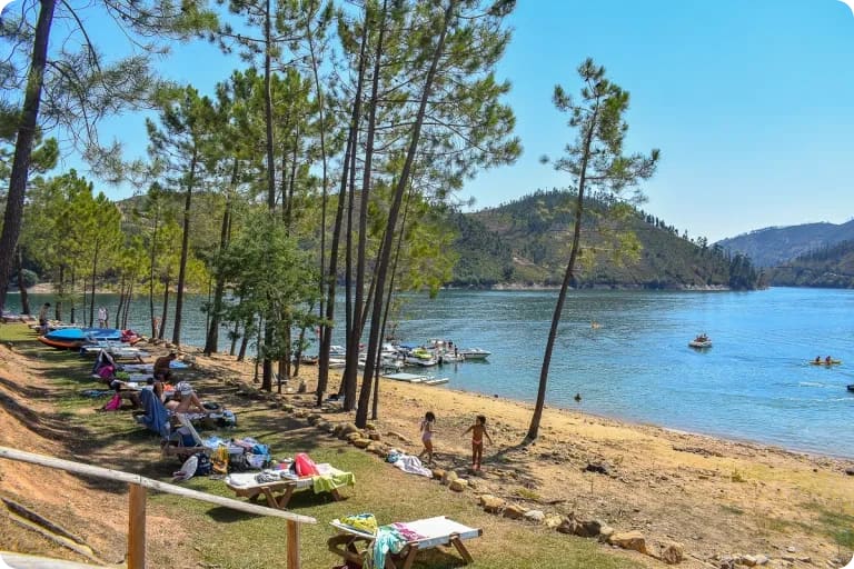 sceniczna plaża nad rzeką Trizio