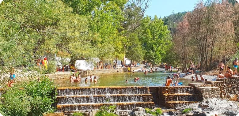 plaża Penedo Furado nad rzeką