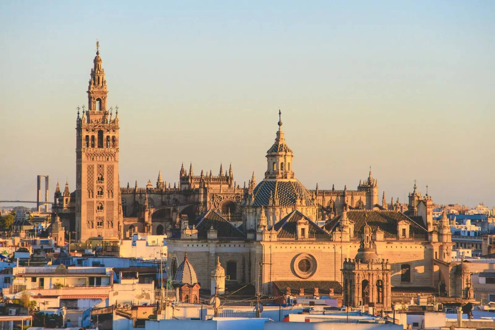 Věž Giralda a katedrála v Seville nad střechami Sevilly