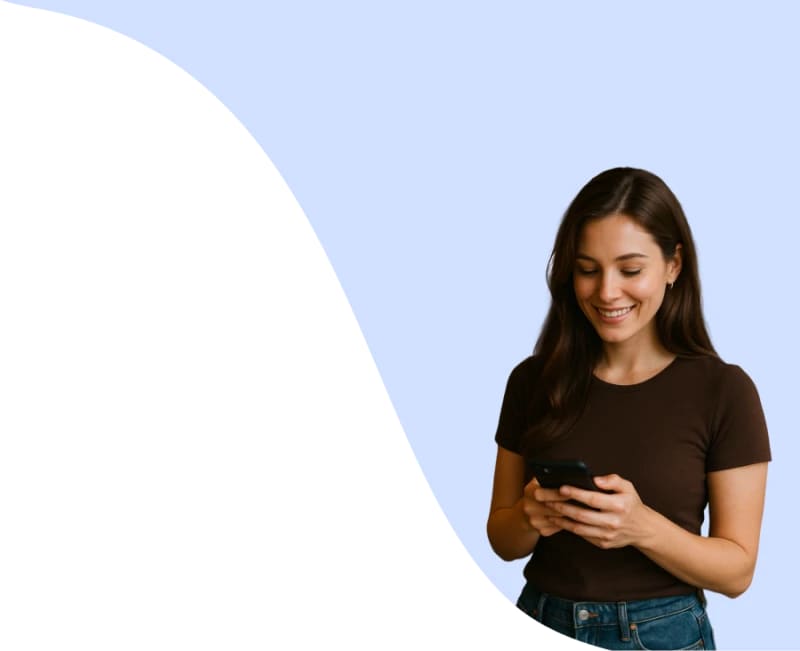 Lächelnde Frau, die ein Smartphone benutzt