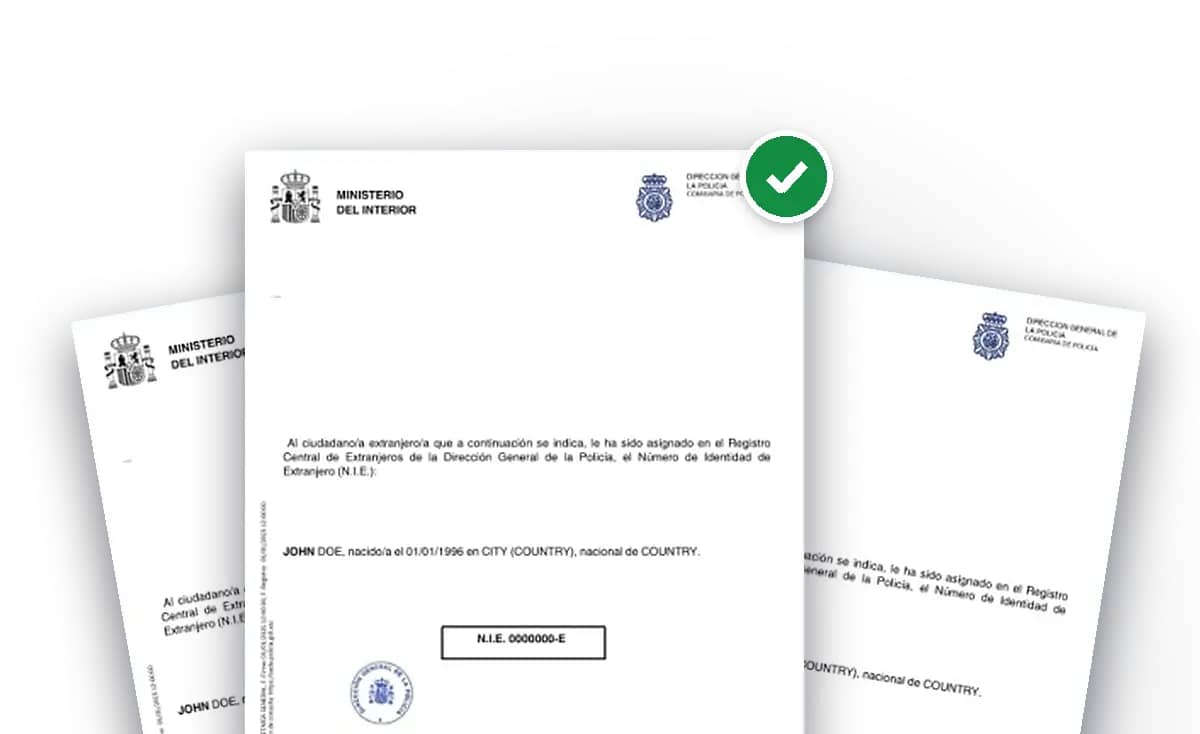 Три образца испанских сертификатов NIE разложены веером — по одному для каждого наследника