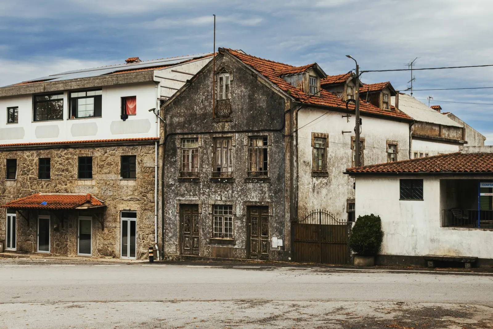 Case in pietra e intonaco segnate dal tempo, con tetti in terracotta, in un villaggio vicino a Braga, nel nord del Portogallo